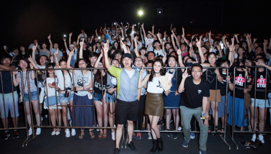袁卫东导演、张天爱与观众合影