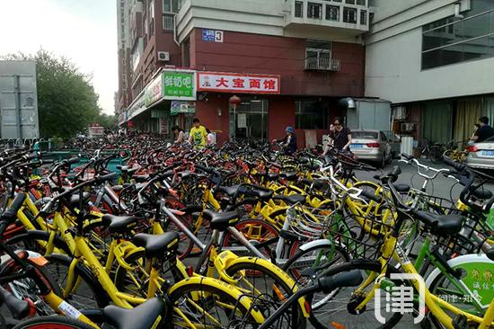 共享单车挤占行人通道 投放公司该当及时调整