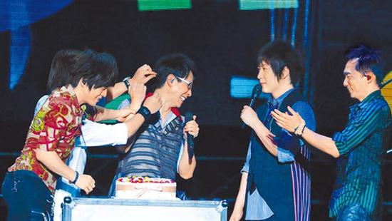 五月天在西安演唱会上帮冠佑(中)庆生,玛莎(后左)用奶油攻击冠佑。