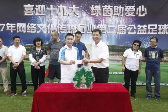 活动现场开启了公益募捐箱