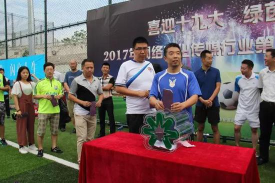 活动现场,各球队代表上前积极捐款