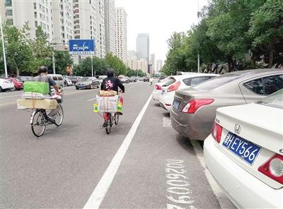 天津部分公众停车占用公共空间 仍有圈地收费