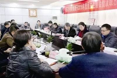 图为江西省萍乡市湘东区某干部在区委常委专题民主生活会上检查存在的“四风”问题。(资料图片)