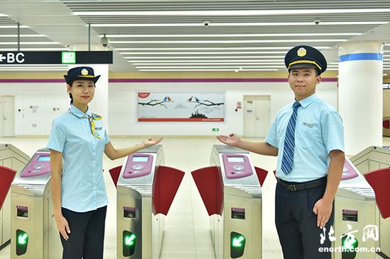 地铁服务人员换新装服务全运