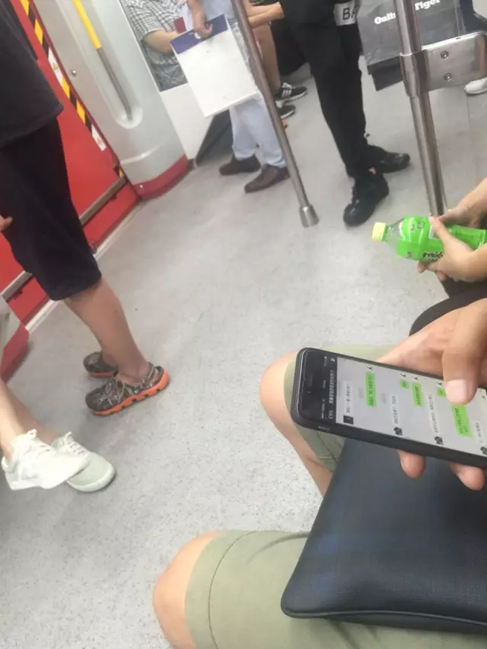 近日市民乘坐地铁1号线时发现,部分站点、区间开通了手机信号