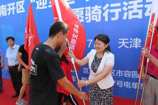 图片:天津市南开区副区长沙红向7号电单车代表授旗