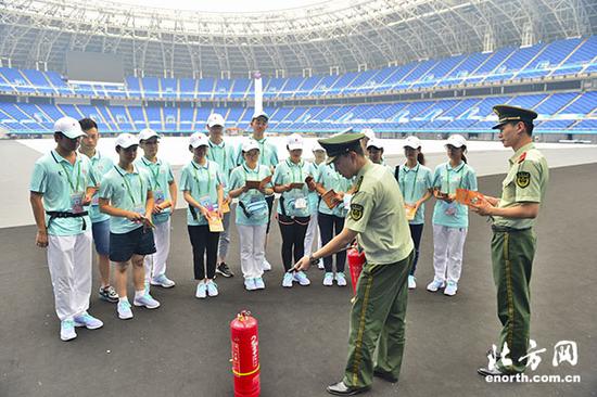 南开支队消防官兵现场教授志愿者使用灭火器