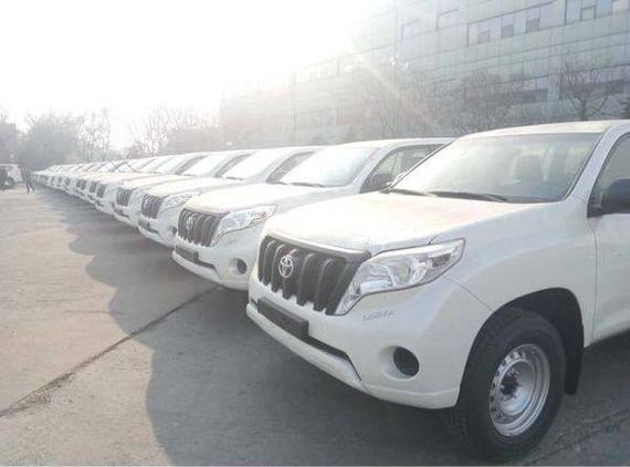 17款中东版霸道2700丐版现车天津港价格