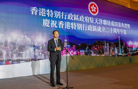 香港政制及内地事务局局长聂德权在天津出席驻天津联络处开幕典礼暨庆祝香港特别行政区成立二十周年午宴,并在午宴上致辞。