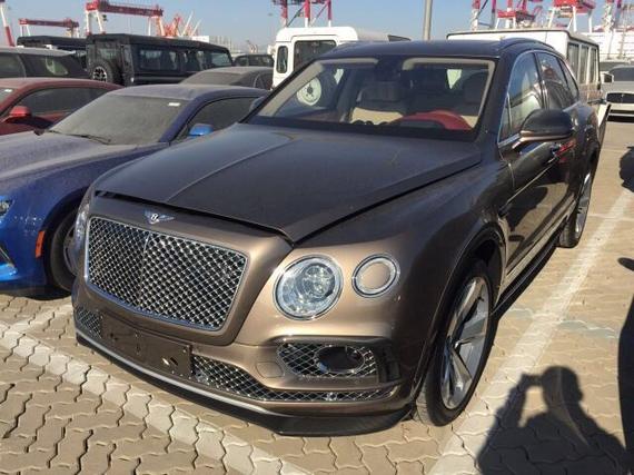 顶级宾利越野车17款宾利添越妩媚之感