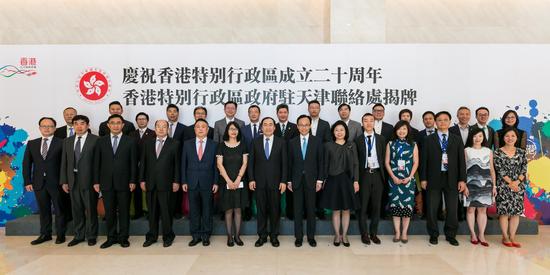 香港政制及内地事务局局长聂德权在天津与在当地工作和生活的香港人及港商代表会面。