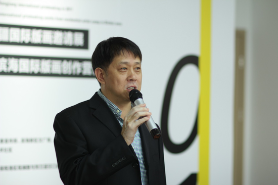 滨海新区区委宣传部副部长王东宏宣布展览开幕