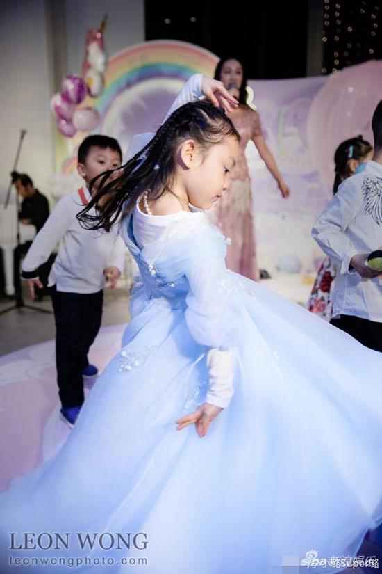 李小璐穿着裙子跳舞