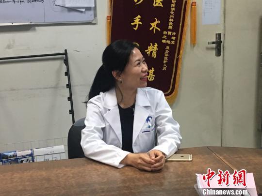 图为主治医生介绍手术情况。燕武摄