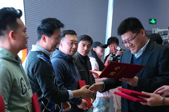 现场为各位新媒体大v颁发聘书