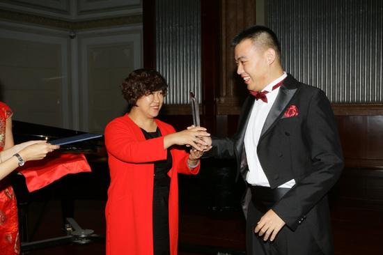 今晚报十大优秀记者、今晚物业公司副总经理姜艳秋女士颁发特别励志奖(张春生摄)