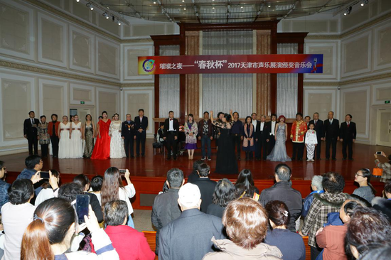 全体演出人员及观众共同高歌的《歌唱祖国》(张春生摄)