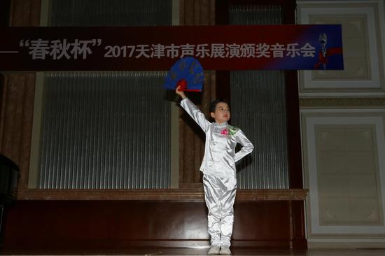 李铠豪少年组最佳歌手奖获得者李铠豪演唱《中国功夫》(张春生摄)