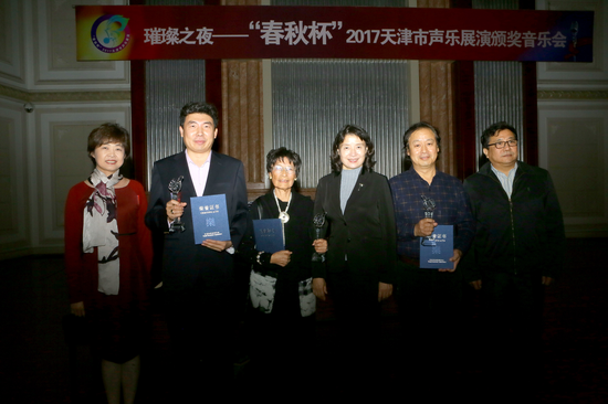 天津市文联党组书记常务副主席万镜明女士、天津市文联党组成员秘书长商移山先生、今晚传媒集团总经理刘晓津女士为最佳组织奖颁奖。(张春生摄)