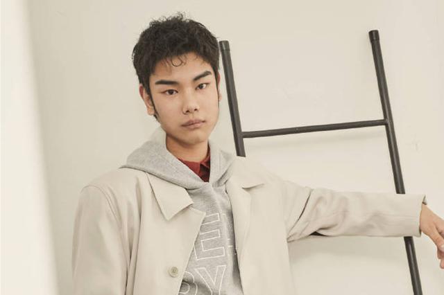 发际线男孩小吴写真变潮男 P图师下狠手“大长腿”惊人
