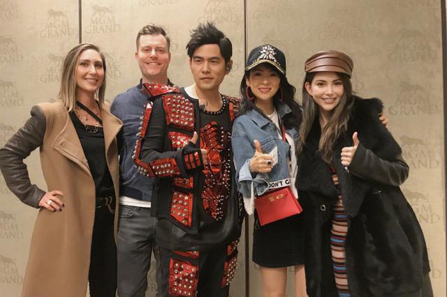 章子怡美国看周杰伦演唱会 后台与昆凌搂肩亲密合影