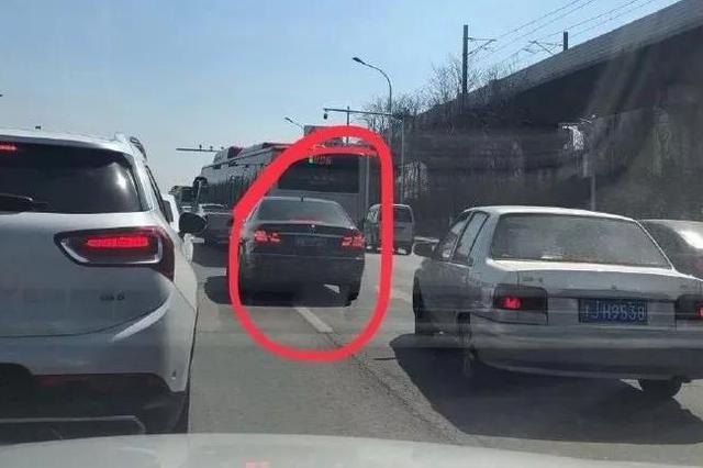 天津网友：人家都规规矩矩排队 怎么就你“聪明”啊？