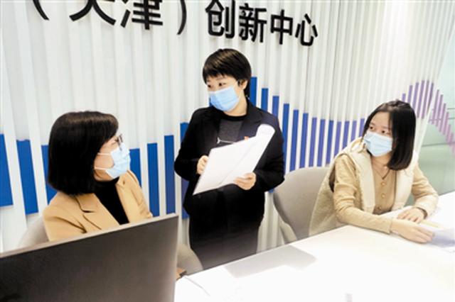 圖為專職黨建指導員昨日走訪網信大廈互聯網企業。