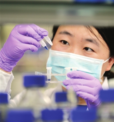 中国科学院天津工业生物技术研究所在淀粉人工合成方面取得重大突破性进展,国际上首次实现了二氧化碳到淀粉的从头合成。图为科研人员对二氧化碳合成淀粉进行测试。