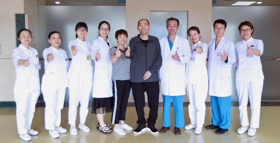 ▲出院前与医护人员合影