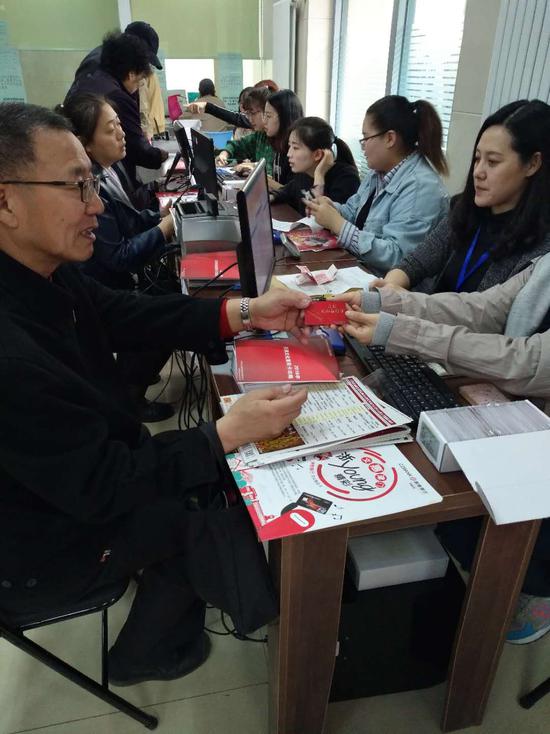 市民办卡热情高涨
