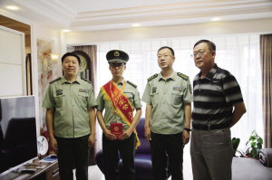 天津市消防总队开展送奖到岗送奖到家活动