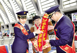 昨日是农历“小年”，天津西站开展“新春送福 温暖回家路”活动。