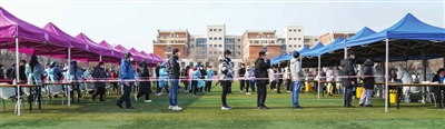1月8日至9日,南开大学开展核酸检测,众多师生响应号召加入志愿服务队伍。