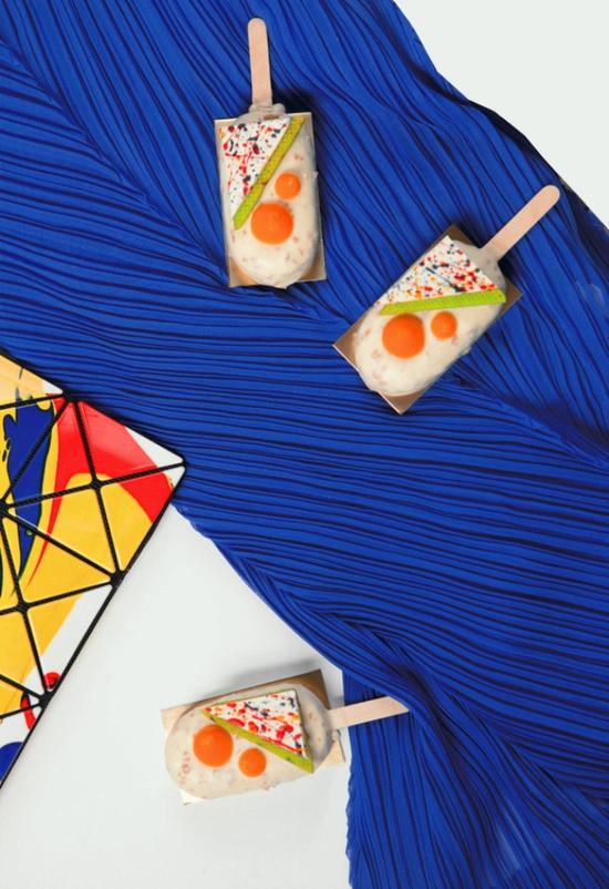 “彩霓雪棒” 百里香蜂蜜巴伐利亚以BAO BAO ISSEY MIYAKE “SUPERNOVA”系列为灵感