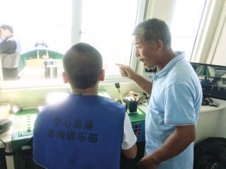 刘翠波(右)开展渔业旅游 记者 刘鹏 摄
