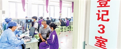 按照我市统一部署，南开区12—17岁人群新冠疫苗接种工作在南开大学附属中学临时接种点启动。依照“应种尽种、知情自愿、安全有序”的原则，将于8月25日前完成12—17岁学生全程接种。