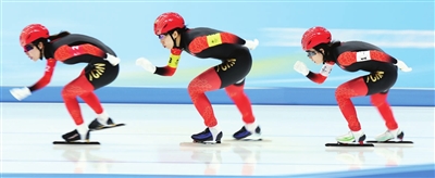 中国队选手韩梅（前）、李奇时（中）和阿合娜尔·阿达克在比赛中。