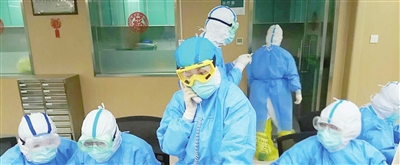 武汉第一医院的天津医护人员本版图片：医科大学总医院提供