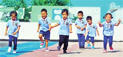 昨日，华夏未来双语幼儿园的孩子们快乐轻松地迎接开学复课。