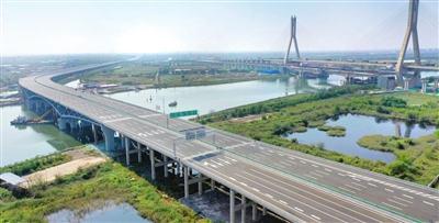 昨天，随着跨海河大桥的贯通，滨海新区绕城高速实现全线贯通。 本报记者 王涛 摄
