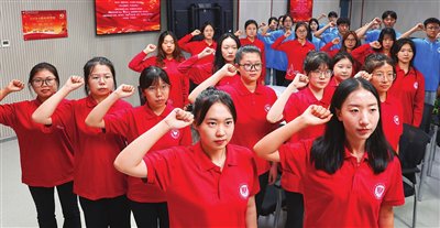 天津师范大学师范专业学生许下努力成为“四有”好老师的誓言。 记者 胡凌云 摄