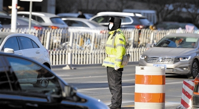 交警在寒风中坚守岗位。