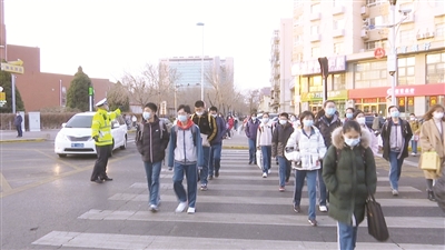 交警在学校 门前指挥交通