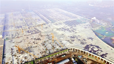 日前,50个标准足球场大小的地铁十号线“后勤基地”顺利封顶。