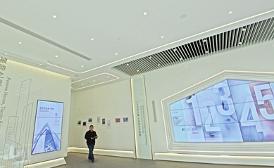 市民参观“被动房”实践展示中心大厅