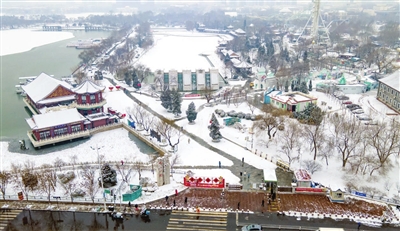 昨日，我市普降瑞雪，水上公园的亭台楼阁与白雪交相辉映。