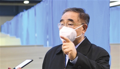 中国工程院院士张伯礼在江夏方舱医院介绍情况(2月14日摄)。 新华社发