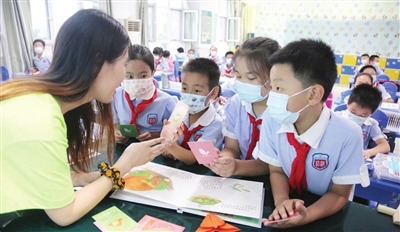 河西区梧桐小学课后“科技小讲堂”中草药特色美育课现场。本报记者 王倩 摄