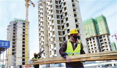 由中冶天工集团承建的民心工程──东丽区万新街、新立街城中村改造定向安置经济适用房项目已复工建设。本报记者 张磊 摄