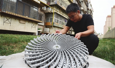 老旧小区海绵城市改造试点项目,将解决小区积水、污水跑冒、路面破损、绿化缺失等问题。图为为解决排水问题新设置的植草沟。